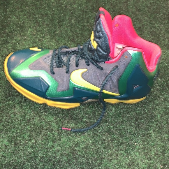 Nike LeBron XI 6Y Style: 621712-300 - Picture 3 of 8